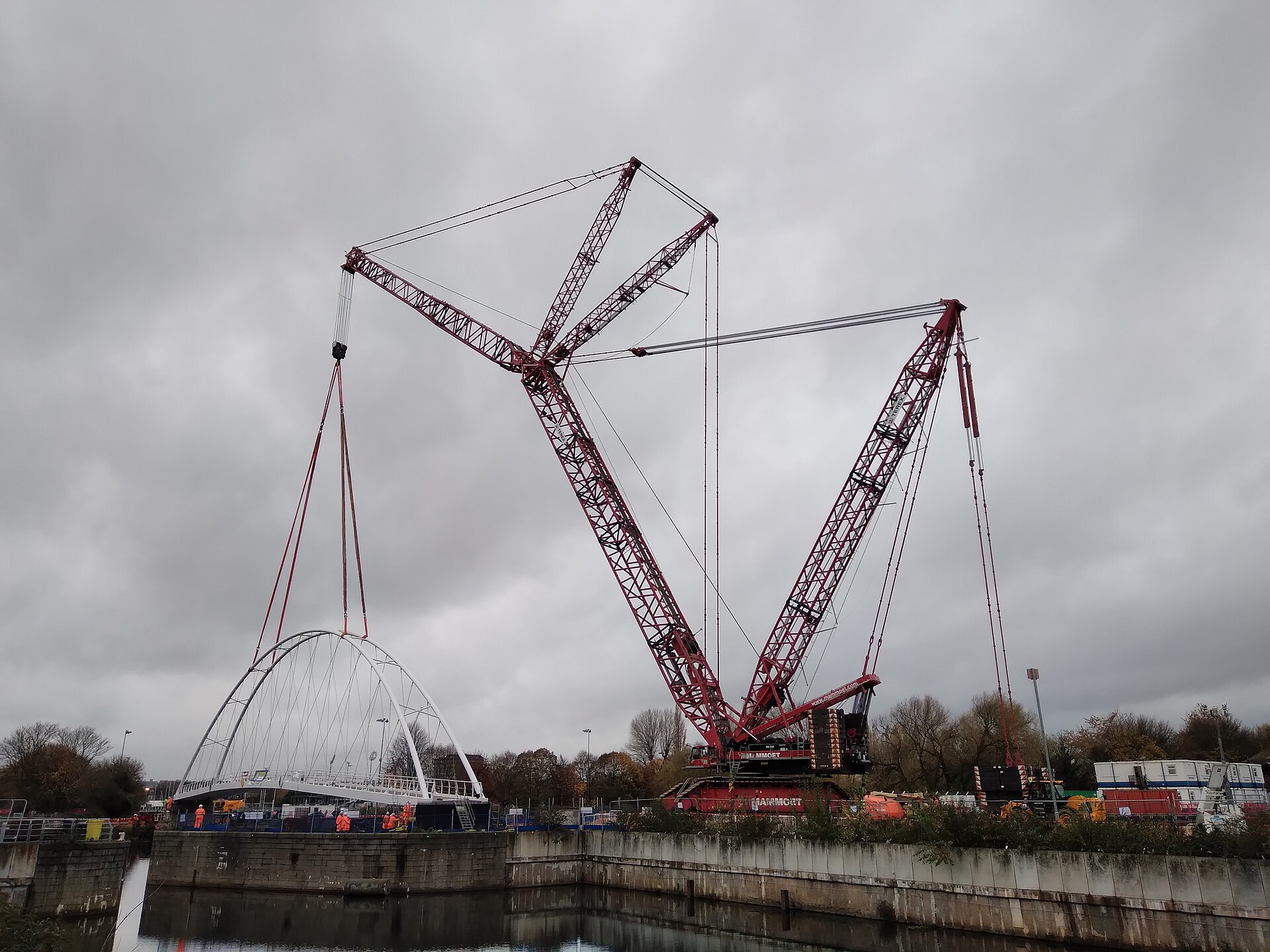 Sulthan Crane Service mobile crane lifting heavy structure