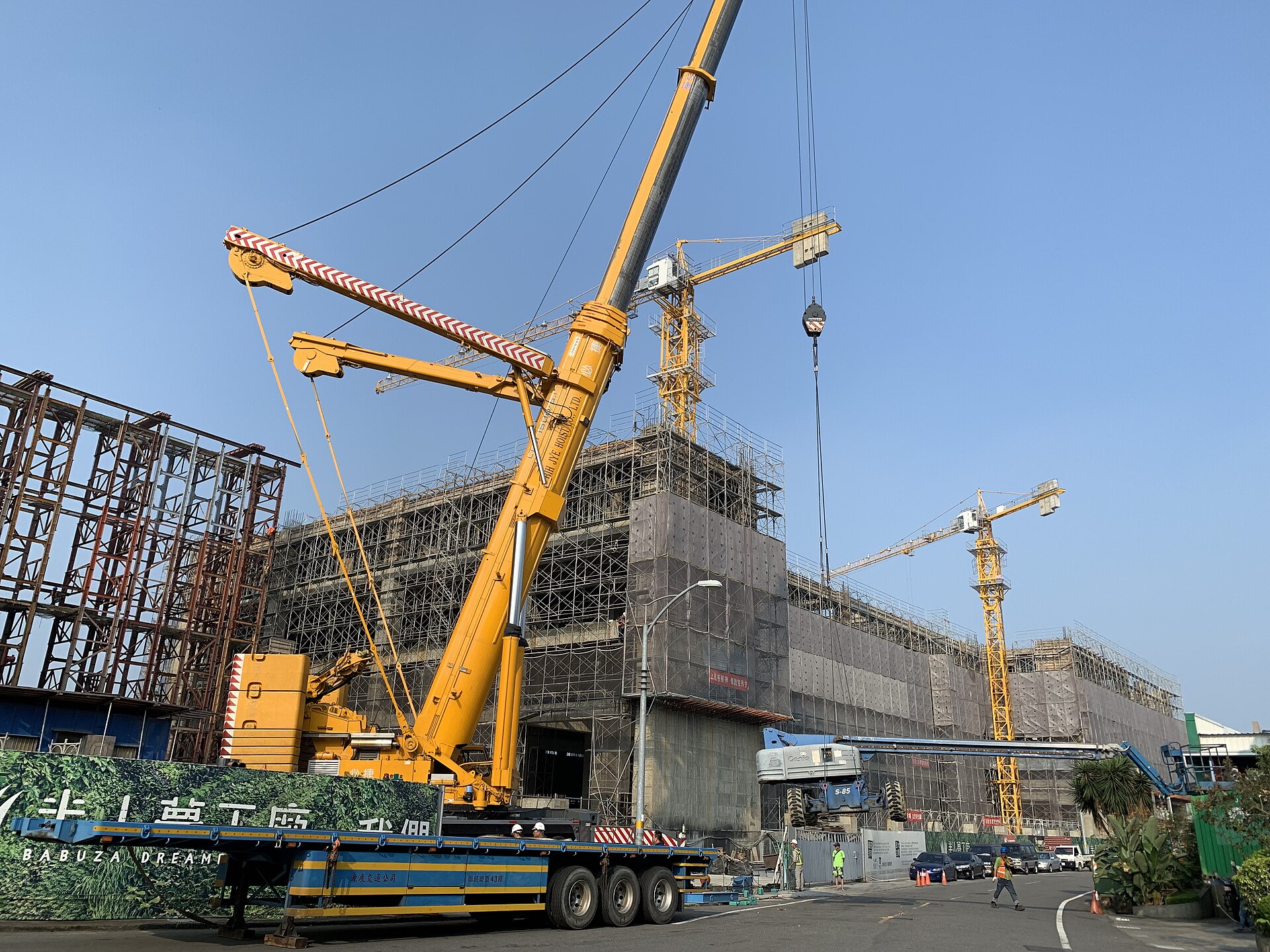 Man lift crane services for elevated work